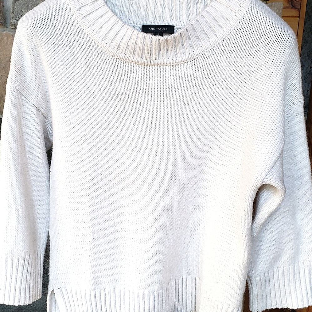 🛍 Bundle and Save 3/$20 Anne Taylor Sweater (M)